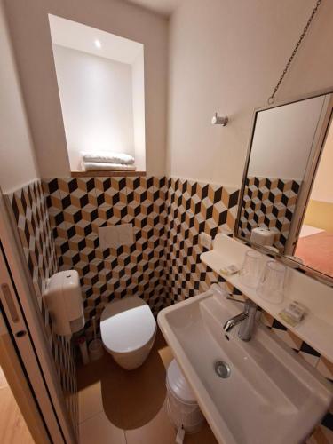 Habitación Triple Deluxe del hotel Caulaincourt Montmartre By Hiphophostels. Foto 3