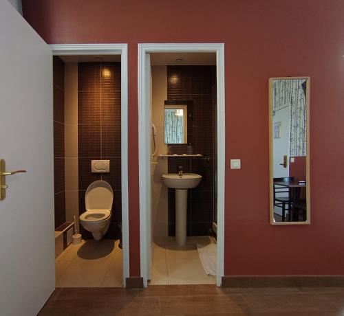 Habitación Cuádruple con baño privado del hotel Caulaincourt Montmartre By Hiphophostels. Foto 2