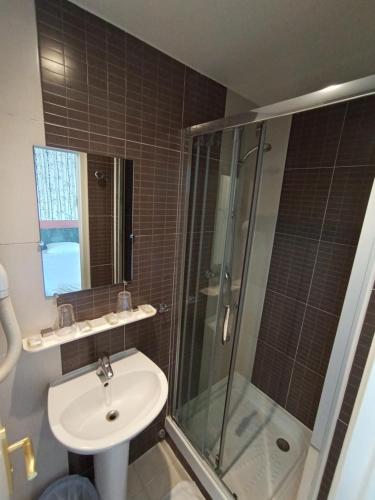 Habitación Cuádruple con baño privado del hotel Caulaincourt Montmartre By Hiphophostels. Foto 4