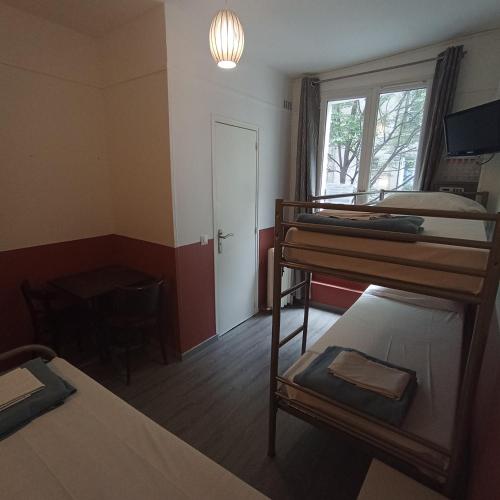 Cama individual en un dormitorio compartido masculino de 3 camas del hotel Caulaincourt Montmartre By Hiphophostels