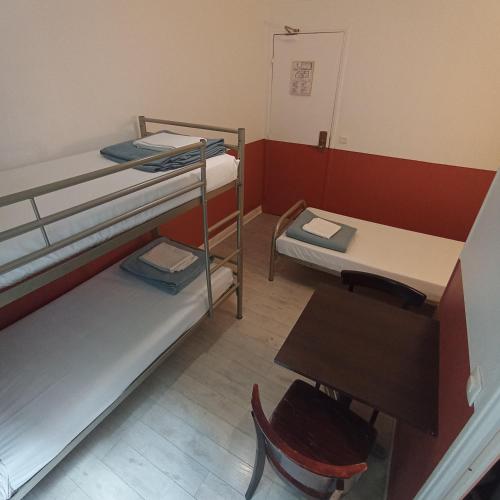 Cama individual en un dormitorio compartido masculino de 3 camas del hotel Caulaincourt Montmartre By Hiphophostels. Foto 1