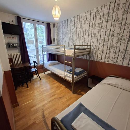 Cama individual en un dormitorio compartido masculino de 3 camas del hotel Caulaincourt Montmartre By Hiphophostels. Foto 3