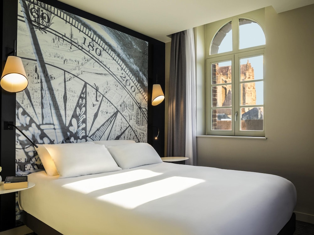 Habitación Classic con vistas a la catedral y una cama doble de 160 x 200 cm del hotel Mercure Beauvais Centre Cathédrale. Foto 2
