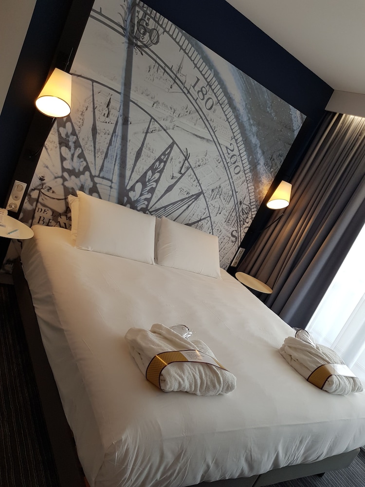 Habitación Privilege con vistas a la catedral y una cama doble de 160 x 200 cm del hotel Mercure Beauvais Centre Cathédrale. Foto 1