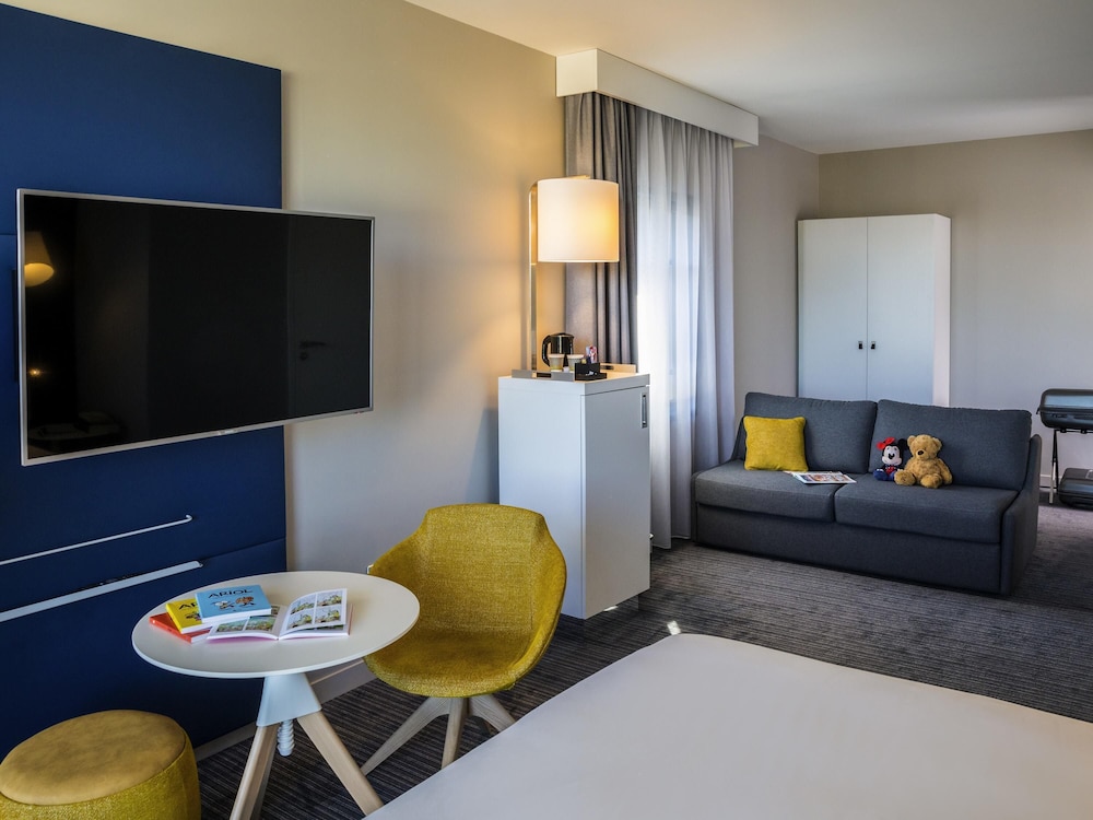 Habitación Classic con una cama doble de 160 x 200 cm y sofá cama del hotel Mercure Beauvais Centre Cathédrale