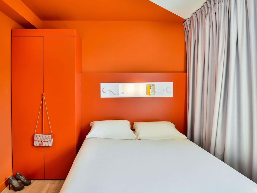 Habitación doble con cama de gran tamaño del hotel Ibis Budget Mâcon Crêches. Foto 2