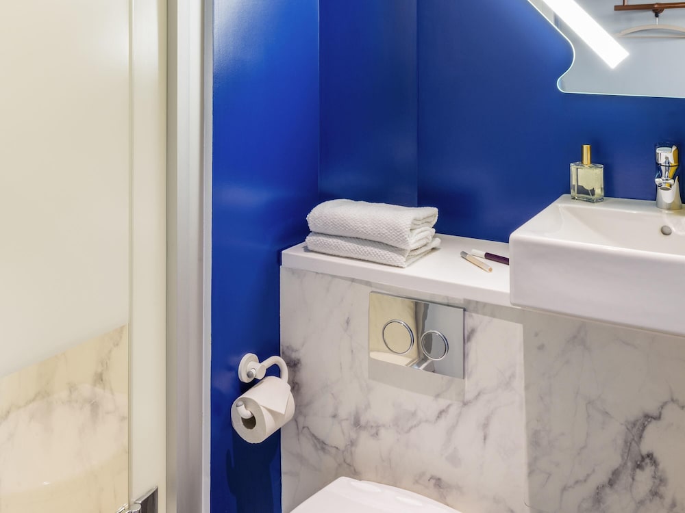DOS CAMAS INDIVIDUALES. Habitación con dos camas individuales del hotel Ibis Budget Mâcon Crêches. Foto 3