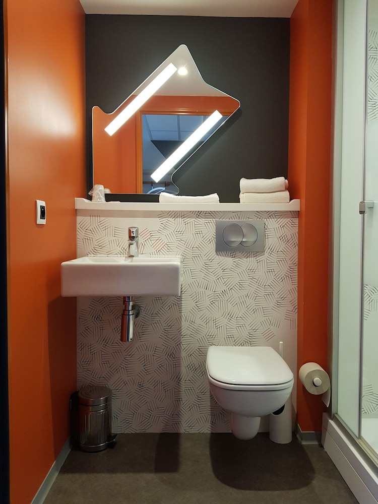 HABITACIÓN TRIPLE. Habitación triple con una cama de gran tamaño y una cama plegable del hotel Ibis Budget Mâcon Crêches. Foto 4