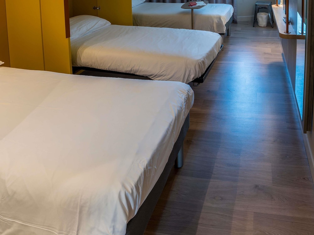 HABITACIÓN TRIPLE. Habitación triple con 2 camas individuales y una cama plegable del hotel Ibis Budget Mâcon Crêches