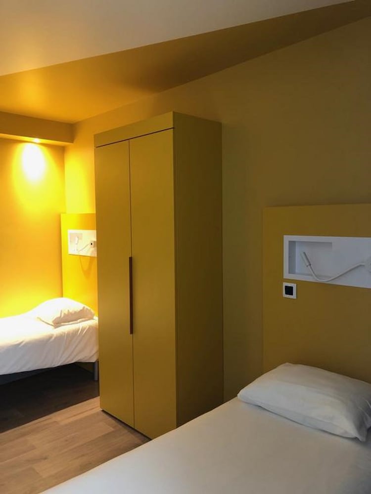 HABITACIÓN TRIPLE. Habitación triple con 2 camas individuales y una cama plegable del hotel Ibis Budget Mâcon Crêches. Foto 1