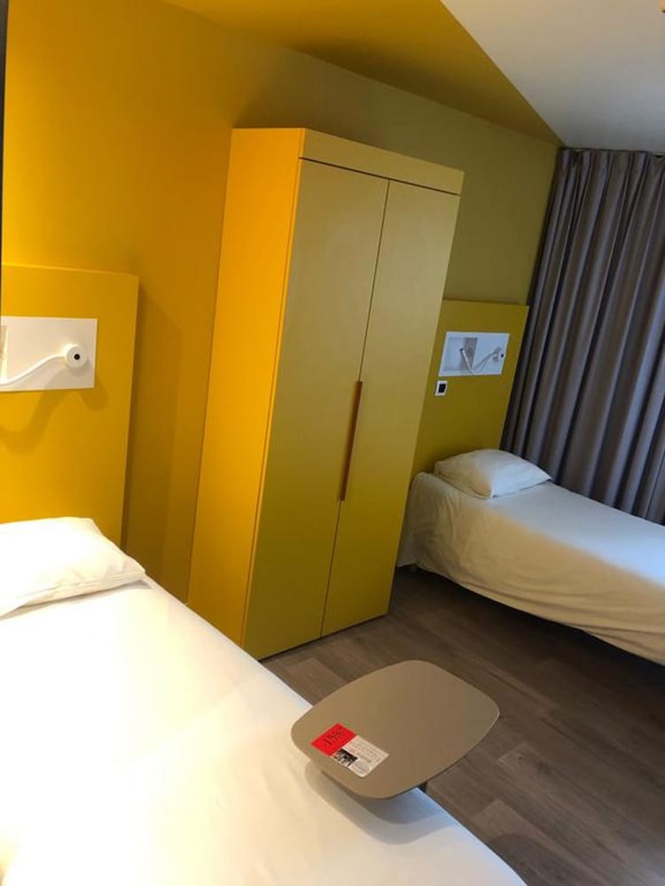 HABITACIÓN TRIPLE. Habitación triple con 2 camas individuales y una cama plegable del hotel Ibis Budget Mâcon Crêches. Foto 2