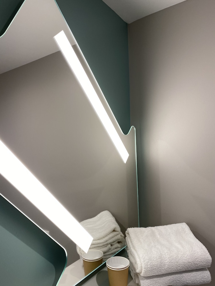 HABITACIÓN TRIPLE. Habitación triple con 2 camas individuales y una cama plegable del hotel Ibis Budget Mâcon Crêches. Foto 7