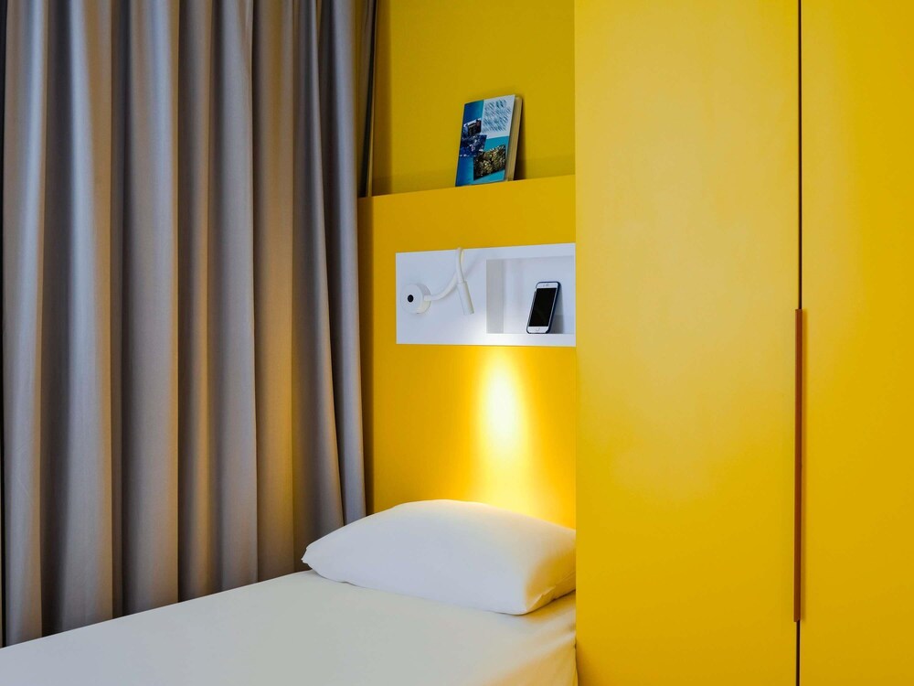 HABITACIÓN TRIPLE. Habitación triple con 2 camas individuales y una cama plegable del hotel Ibis Budget Mâcon Crêches. Foto 9