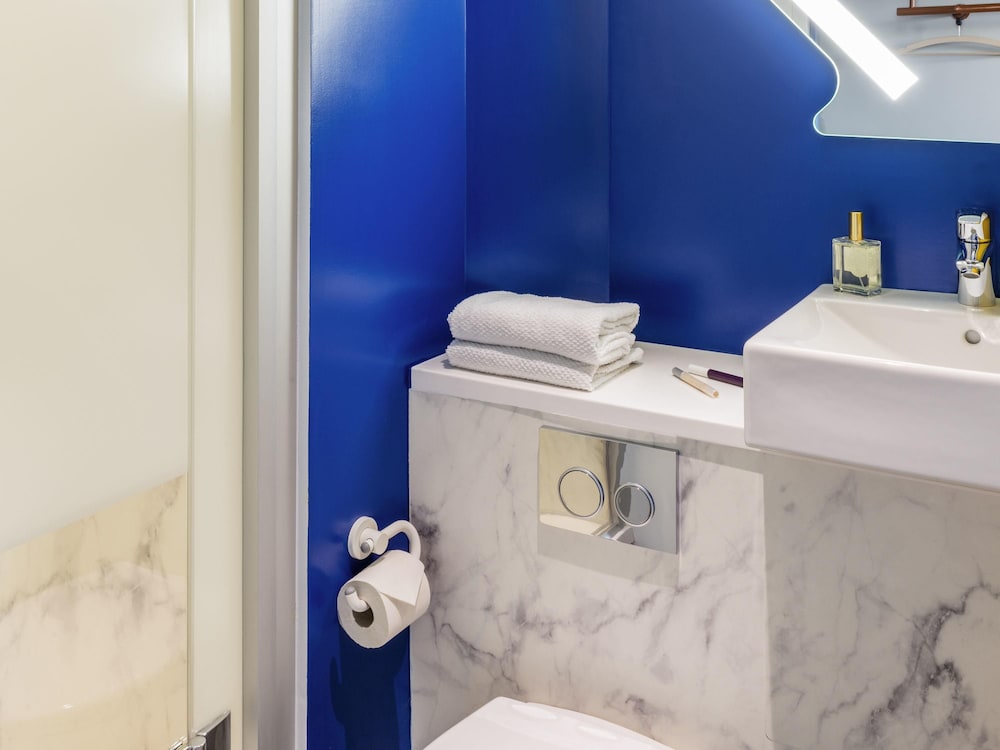 DOS CAMAS INDIVIDUALES. Habitación con dos camas individuales del hotel Ibis Budget Mâcon Crêches. Foto 4