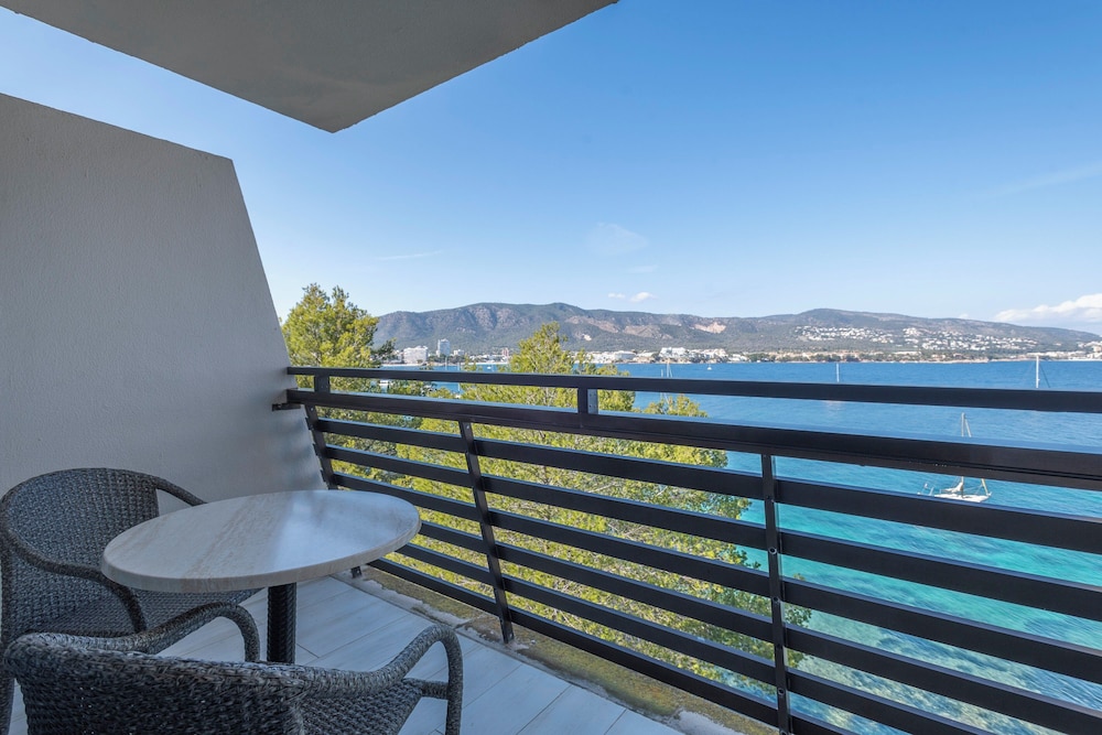 Estudio, balcón, vistas parciales al mar del hotel Leonardo Royal Mallorca Palmanova Bay. Foto 13