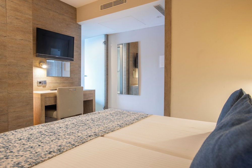 Suite, vistas al mar (Quintuple Room) del hotel Leonardo Royal Mallorca Palmanova Bay. Foto 3