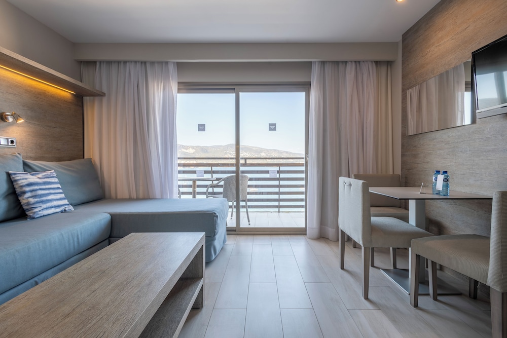 Suite, vistas al mar (Quintuple Room) del hotel Leonardo Royal Mallorca Palmanova Bay. Foto 4
