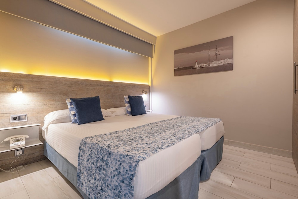 Suite, vistas al mar (Quintuple Room) del hotel Leonardo Royal Mallorca Palmanova Bay. Foto 9