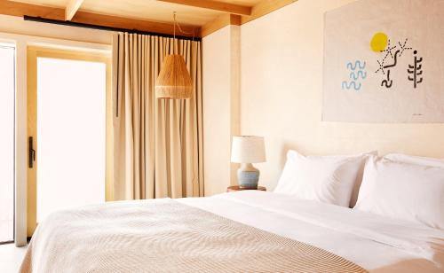 Alojamiento con cama extragrande adaptado para personas con discapacidad del hotel Marram. Foto 4