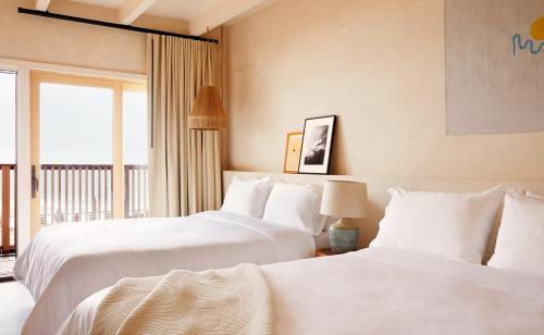 Habitación con cama doble y vistas al océano del hotel Marram. Foto 8
