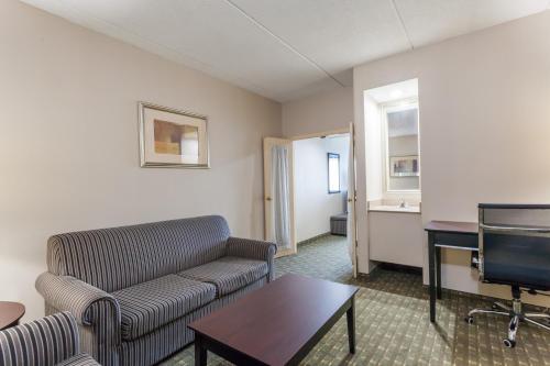 Habitación King de 1 dormitorio - Acceso para movilidad - No fumadores del hotel Ramada By Wyndham Newburgh/west Point. Foto 4