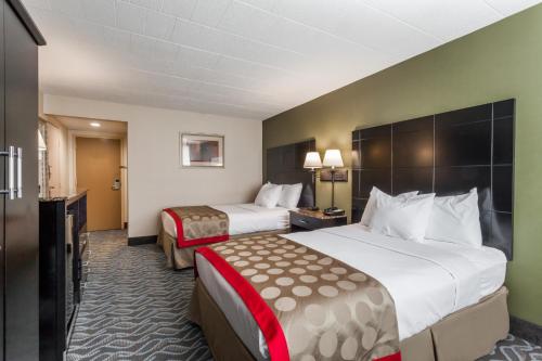 Habitación con 2 camas queen - No fumadores del hotel Ramada By Wyndham Newburgh/west Point. Foto 4