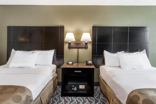 Habitación Business con dos camas queen - No fumadores del hotel Ramada By Wyndham Newburgh/west Point. Foto 2