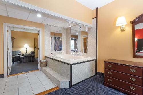 Suite Deluxe de 1 dormitorio con cama king - No fumadores del hotel Ramada By Wyndham Newburgh/west Point. Foto 5