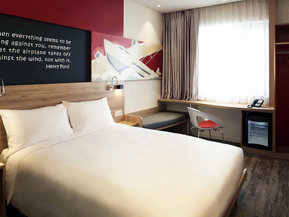 Habitación Estándar con 1 Cama Queen del hotel Ibis Saigon Airport. Foto 1
