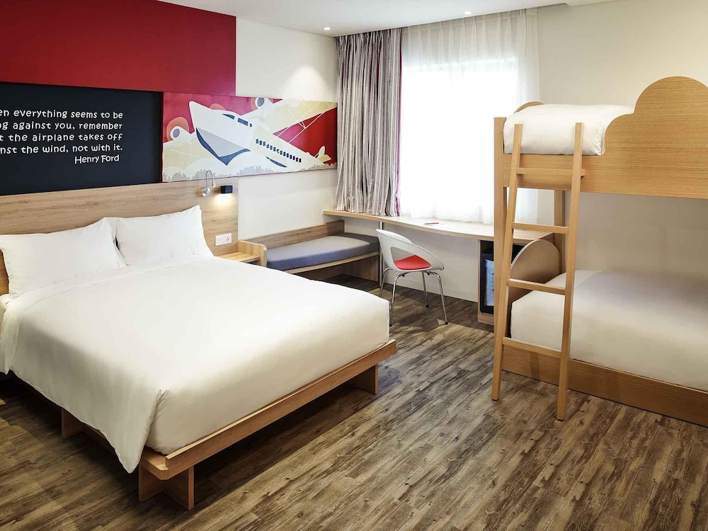 Habitación Familiar con 1 Cama Queen y 1 Cama de Dos Pisos del hotel Ibis Saigon Airport