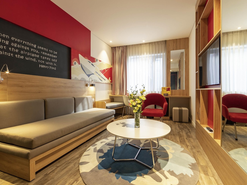 Estudio con cama Queen del hotel Ibis Saigon Airport. Foto 1