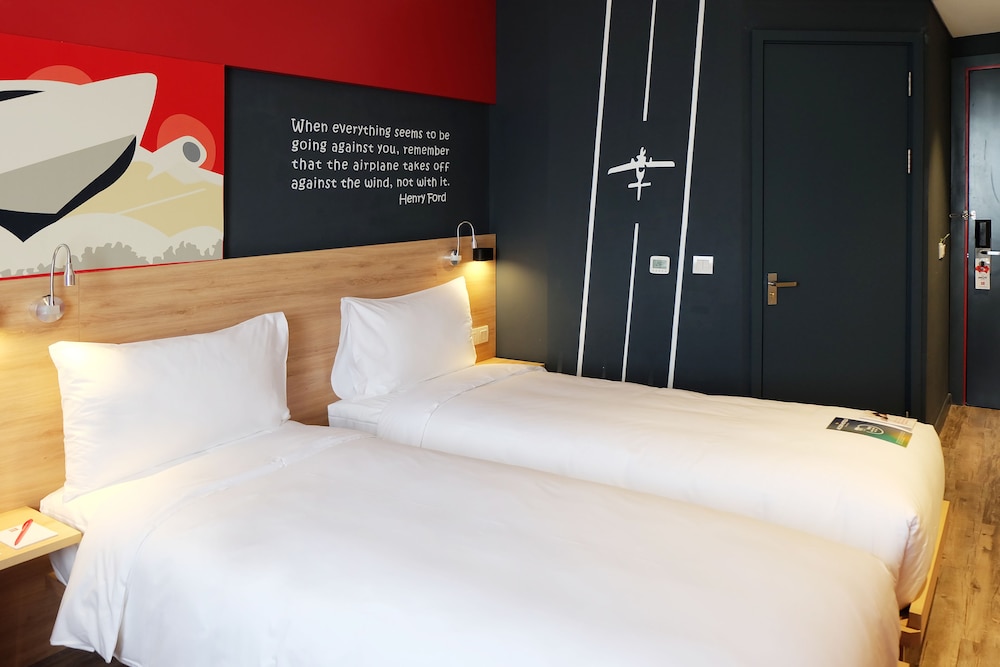 Habitación Estándar con camas gemelas del hotel Ibis Saigon Airport. Foto 3