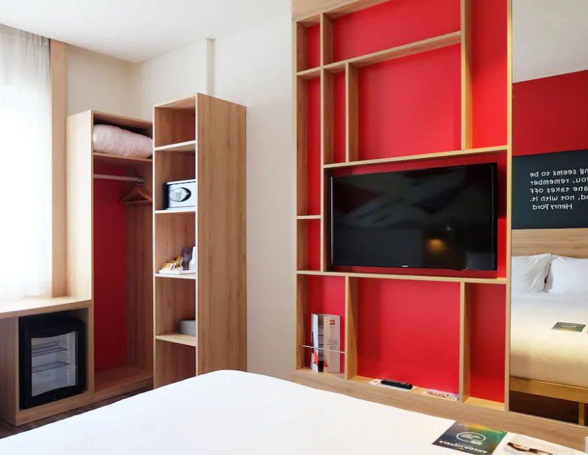 Habitación doble Vista Jardín 1 Cama queen Vista ciudad del hotel Ibis Saigon Airport. Foto 5