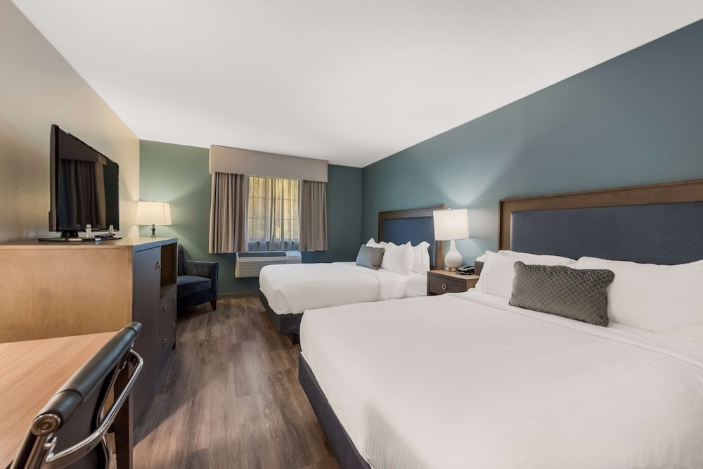 Habitación estándar, 2 camas de matrimonio, no fumadores, frigorífico y microondas del hotel SureStay Plus by Best Western Highland Poughkeepsie