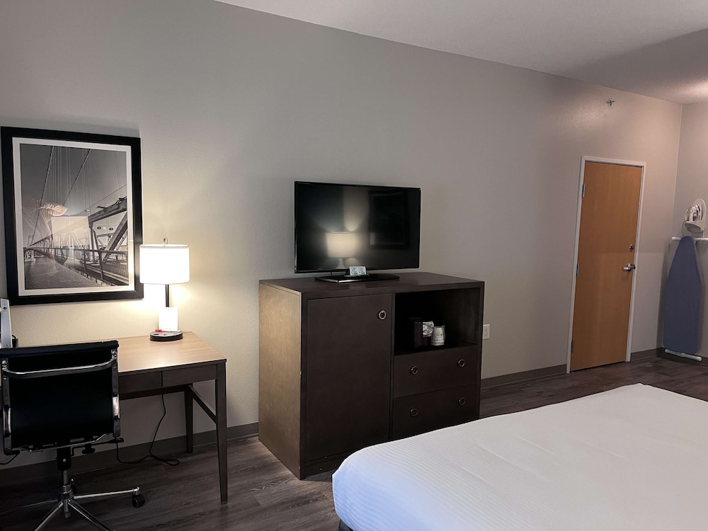 Habitación estándar, 1 cama de matrimonio grande, no fumadores, frigorífico y microondas del hotel SureStay Plus by Best Western Highland Poughkeepsie. Foto 1