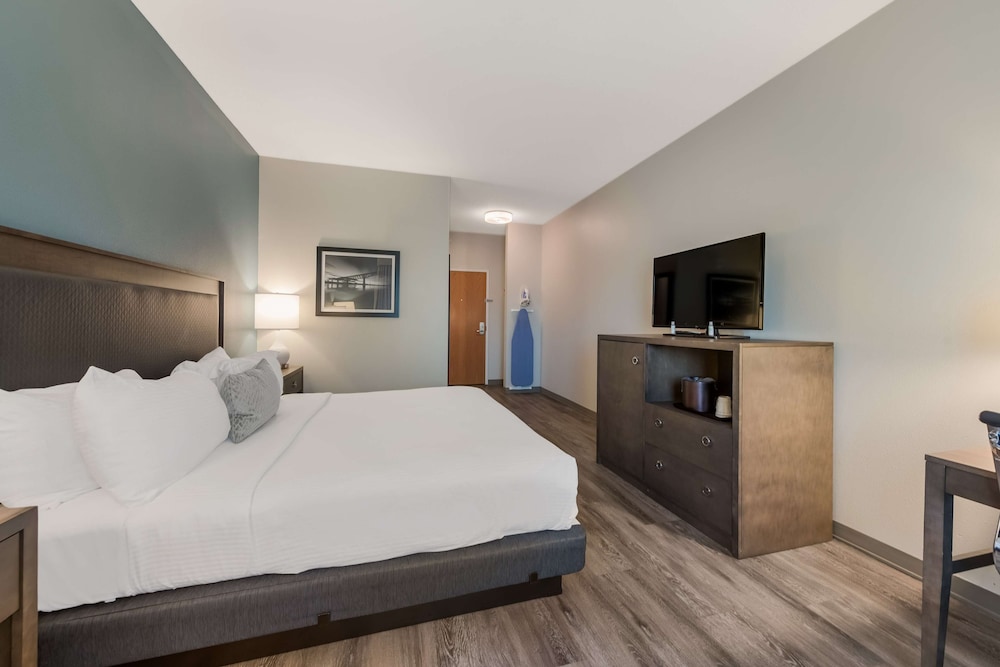 Habitación estándar, 1 cama de matrimonio grande, accesible para personas con discapacidad del hotel SureStay Plus by Best Western Highland Poughkeepsie. Foto 5