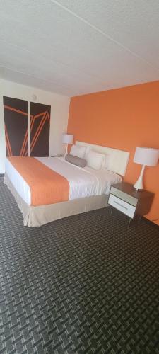 Habitación - 1 cama extragrande - No fumadores del hotel Howard Johnson By Wyndham Newburgh/west Point. Foto 2