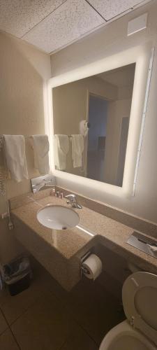 Habitación Doble - Adaptada para personas de movilidad reducida - No fumadores del hotel Howard Johnson By Wyndham Newburgh/west Point. Foto 1