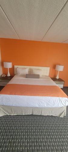 Habitación - 1 cama extragrande - No fumadores del hotel Howard Johnson By Wyndham Newburgh/west Point