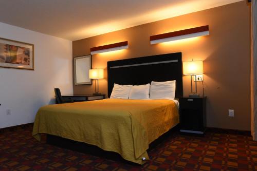 Habitación con cama extragrande - Fumadores del hotel Capital Inn And Suites. Foto 1