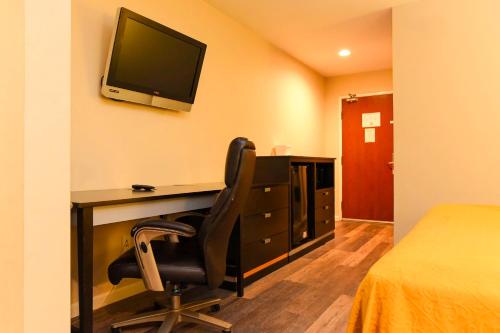 Suite con cama extragrande - No fumadores del hotel Capital Inn And Suites. Foto 1