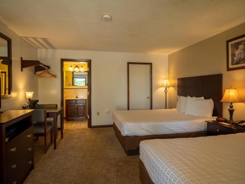 Habitación con cama grande del hotel Lake 'n Pines. Foto 1