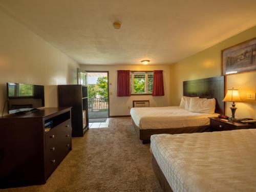 Habitación con cama grande del hotel Lake 'n Pines. Foto 2