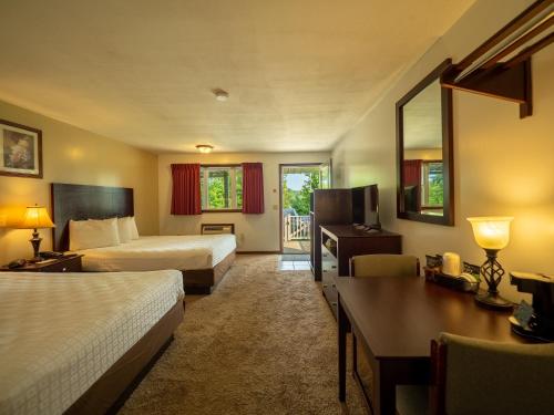 Habitación con cama grande del hotel Lake 'n Pines. Foto 3