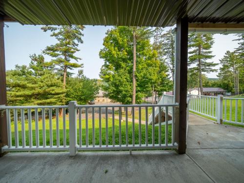 Habitación con cama grande del hotel Lake 'n Pines. Foto 5
