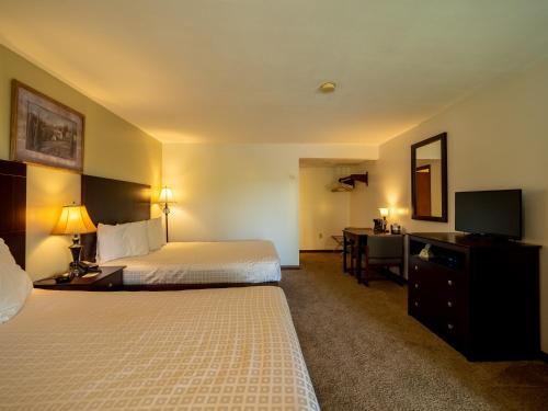 Habitación con cama grande del hotel Lake 'n Pines. Foto 7