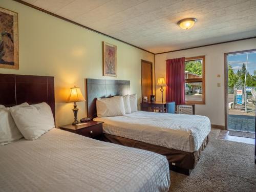 Habitación Doble con vistas a la piscina del hotel Lake 'n Pines