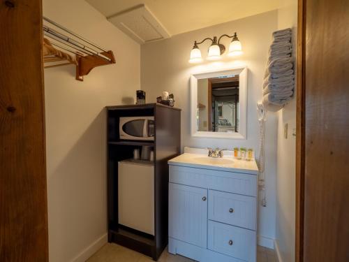 Habitación Doble con vistas a la piscina del hotel Lake 'n Pines. Foto 1