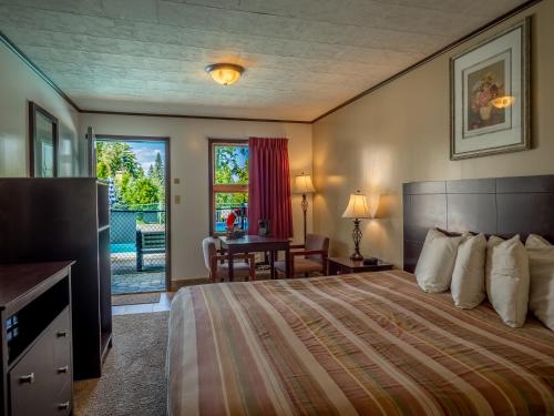 Habitación con cama extragrande y vistas a la piscina del hotel Lake 'n Pines