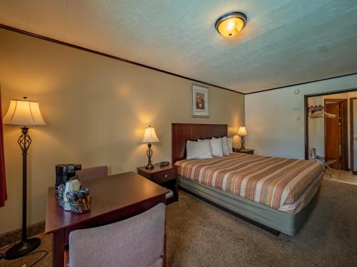 Habitación con cama extragrande y vistas a la piscina del hotel Lake 'n Pines. Foto 2